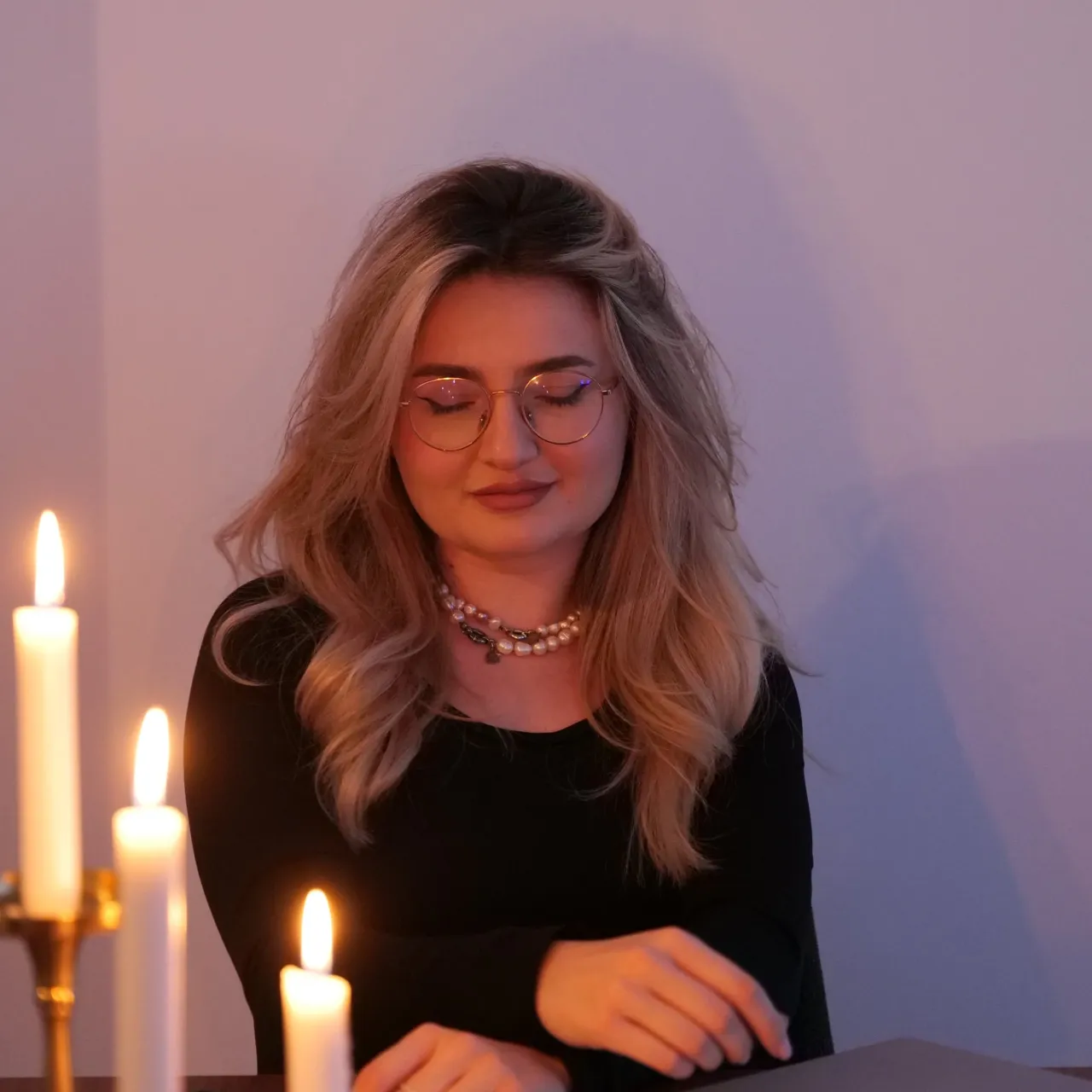Sabina la masă, în lumina lumânărilor