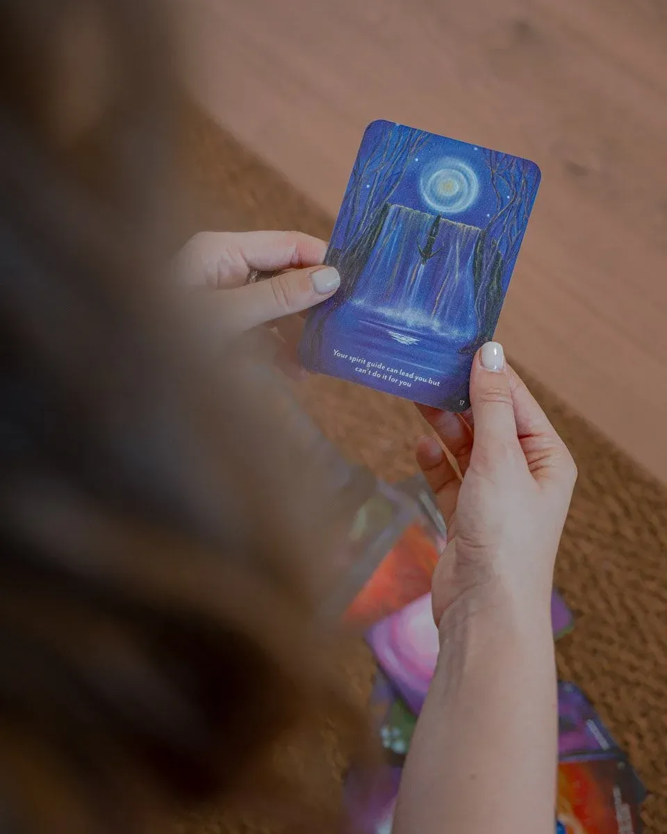 O carte de meditație ținută în mână deasupra unei mese de lemn