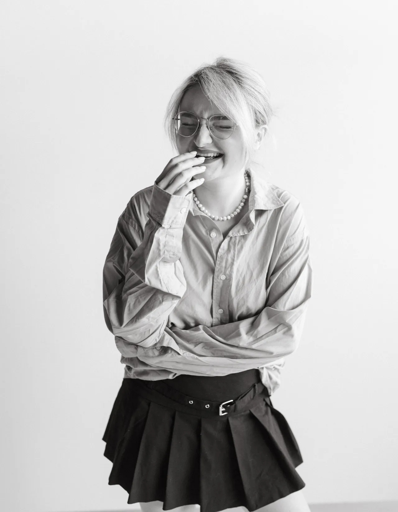 Sabina râzând, cu mâna la gură