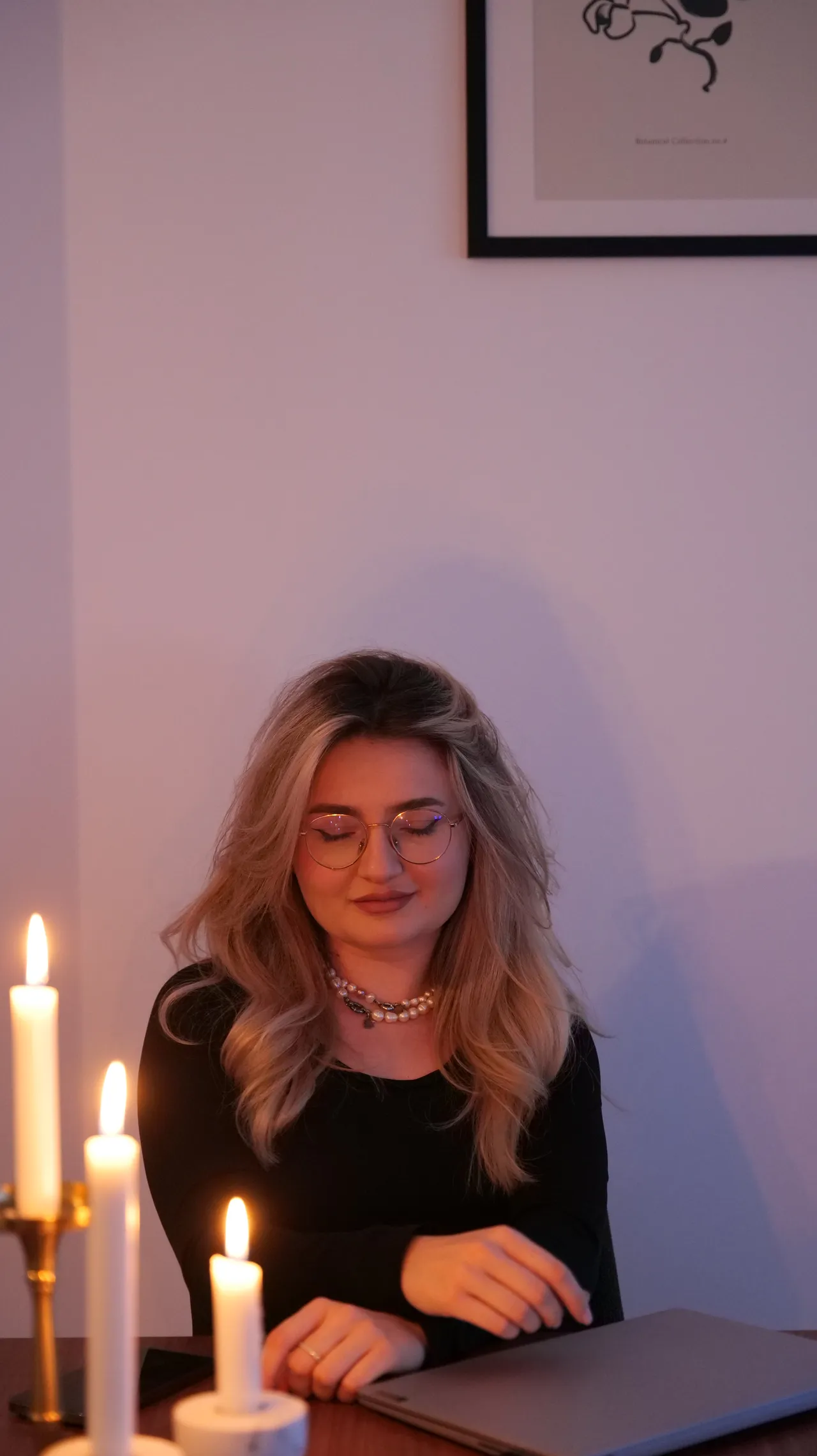 Sabina la o masă, în lumina lumânărilor